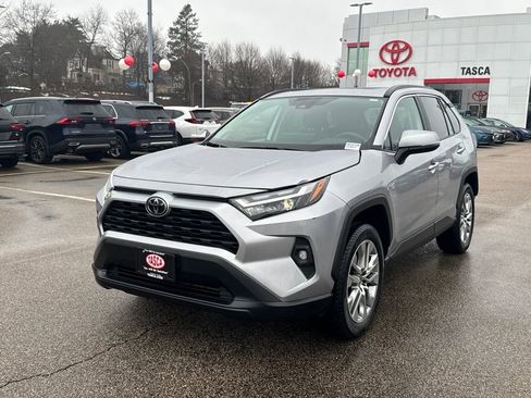 Used 2023 Toyota RAV4 XLE Premium image 3