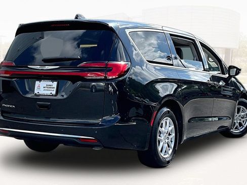Used 2023 Chrysler Pacifica Touring-L FWD image 6