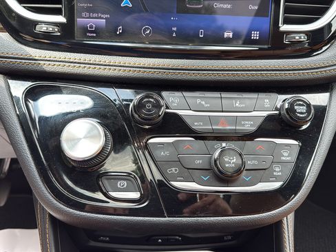 Used 2023 Chrysler Pacifica Pinnacle FWD image 29