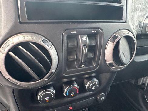 Used 2015 Jeep Wrangler Unlimited Sport w/ Quick Order Package 23S AWD/4WD image 23