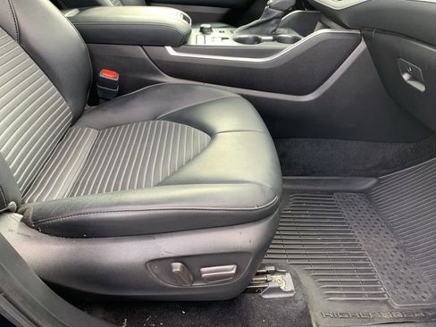 Used 2022 Toyota Highlander XSE image 17