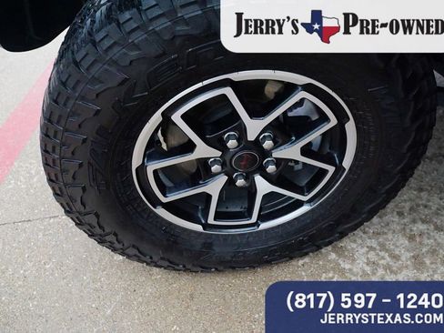 Used 2025 Jeep Gladiator Rubicon w/ Convenience Group AWD/4WD image 9
