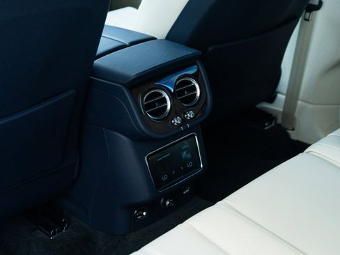 Used 2024 Bentley Bentayga image 40