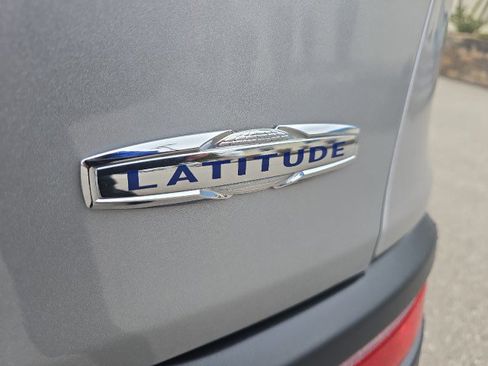 Used 2016 Jeep Cherokee Latitude w/ Cold Weather Group image 11