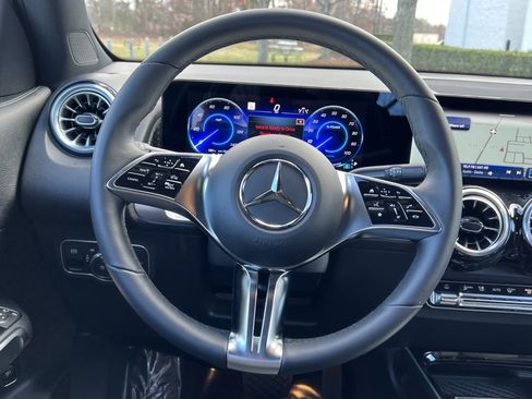 Used 2024 Mercedes-Benz EQB 250+ image 18