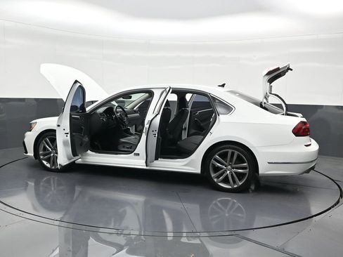 Used 2017 Volkswagen Passat 1.8T R-Line w/ R-Line Lighting Package FWD image 34