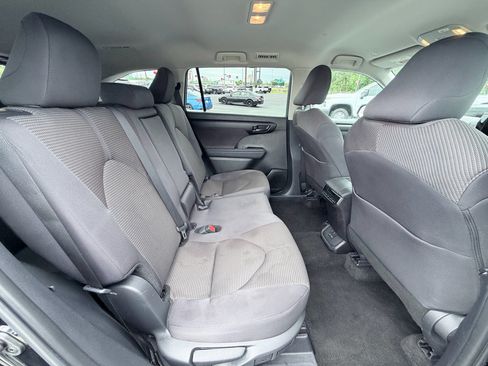 Used 2025 Toyota Highlander LE FWD image 26