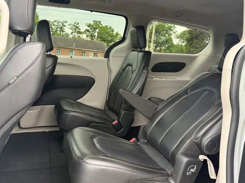 Used 2023 Chrysler Pacifica Touring-L FWD image 16