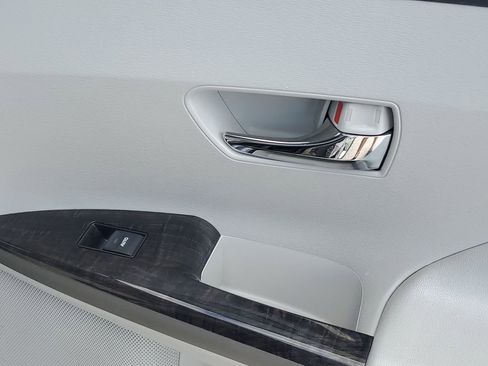 Used 2014 Toyota Venza LE image 46