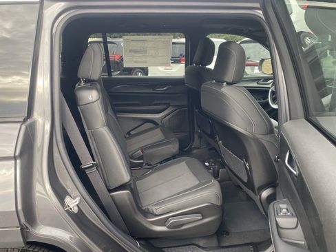 New 2025 Jeep Grand Cherokee L Laredo image 31