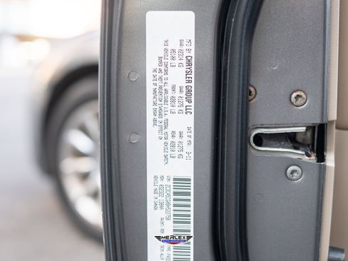 Used 2011 Chrysler 300 Limited w/ Luxury Group RWD image 49