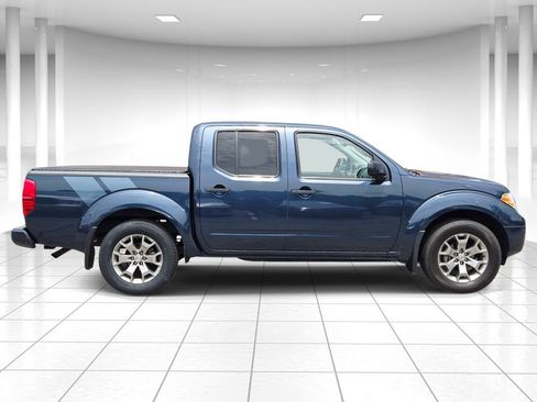 Used 2020 Nissan Frontier SV RWD image 2