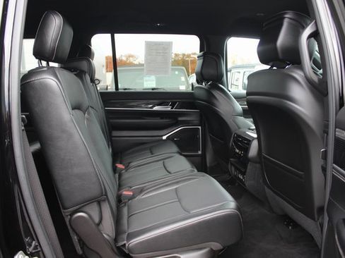 Used 2022 Jeep Wagoneer Series III image 32