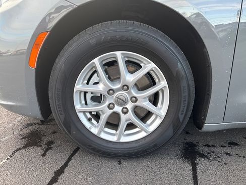 Used 2022 Chrysler Pacifica Touring-L image 29