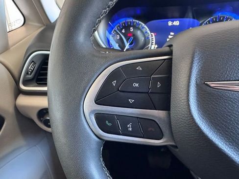 Used 2023 Chrysler Pacifica Touring-L FWD image 17