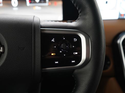 Used 2025 Nissan Armada SL AWD/4WD image 29