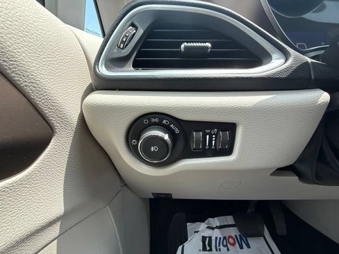 Used 2018 Chrysler Pacifica Touring-L Plus FWD image 24