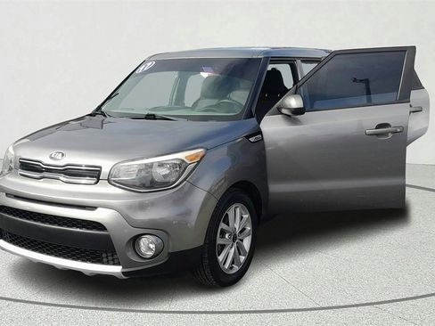 Used 2017 Kia Soul + image 10