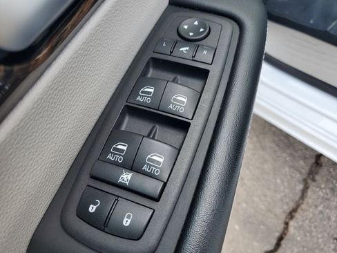 Used 2023 Chrysler Pacifica Limited image 23