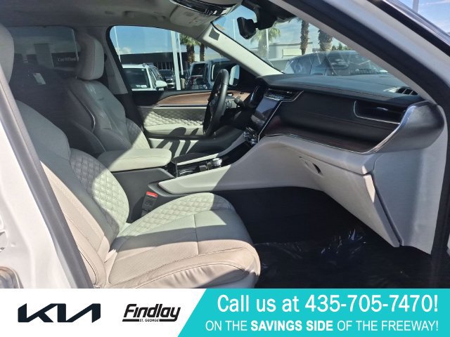 Used 2023 Jeep Grand Cherokee L Summit w/ Advanced Protech Group IV AWD/4WD image 32