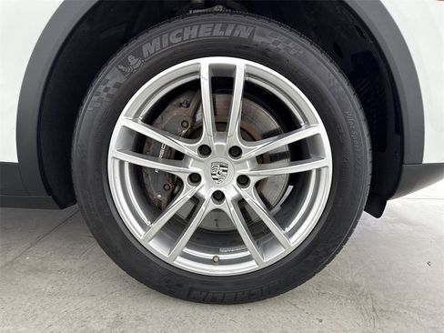 Certified 2022 Porsche Cayenne w/ Premium Package Plus image 12