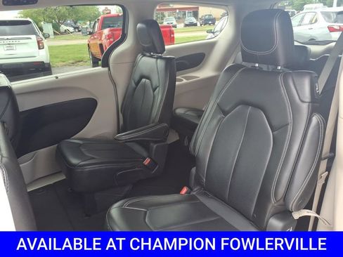 Used 2023 Chrysler Pacifica Touring-L FWD image 10