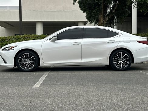 Used 2025 Lexus ES 300h w/ Premium Package FWD image 2