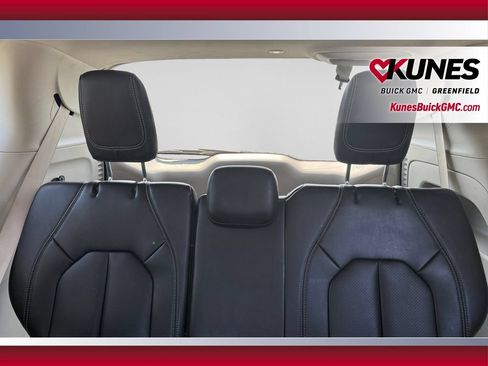Used 2023 Chrysler Pacifica Touring-L FWD image 12