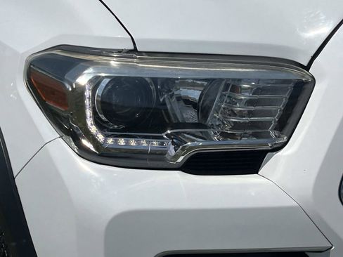 Used 2018 Toyota Tacoma TRD Off-Road AWD/4WD image 9