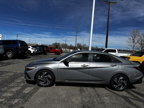 Used 2025 Hyundai Elantra SEL image 8