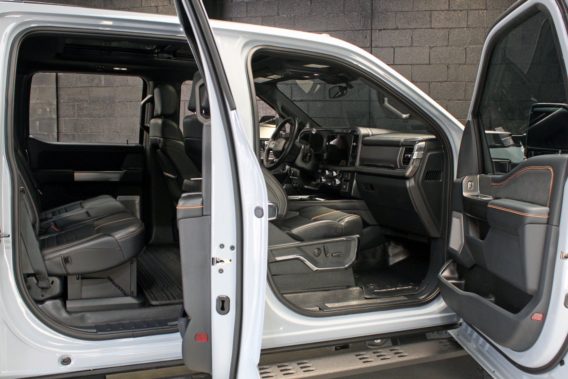 Used 2024 Ford F250 Platinum w/ Tremor Off-Road Package AWD/4WD image 38