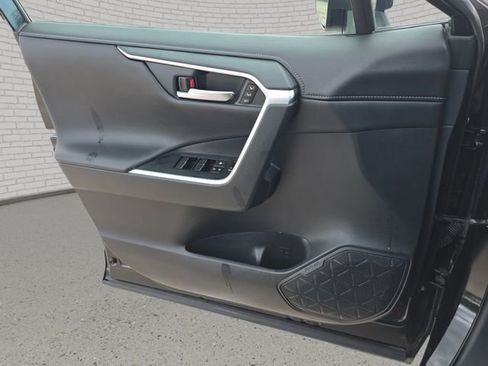 Used 2020 Toyota RAV4 Limited FWD image 28