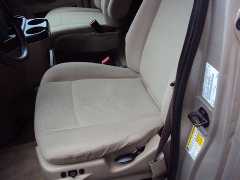 Used 2011 Ford E-150 and Econoline 150 Wagon image 9