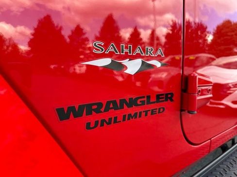 Used 2017 Jeep Wrangler Unlimited Sahara w/ Connectivity Group AWD/4WD image 20