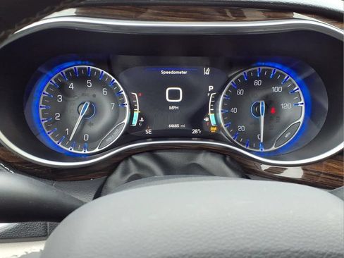 Used 2024 Chrysler Pacifica Limited FWD image 5