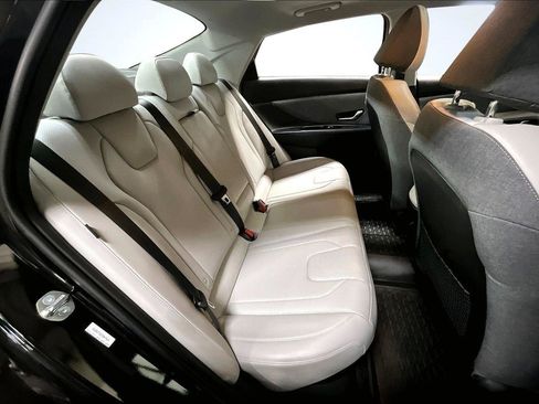 Used 2025 Hyundai Elantra Limited image 27