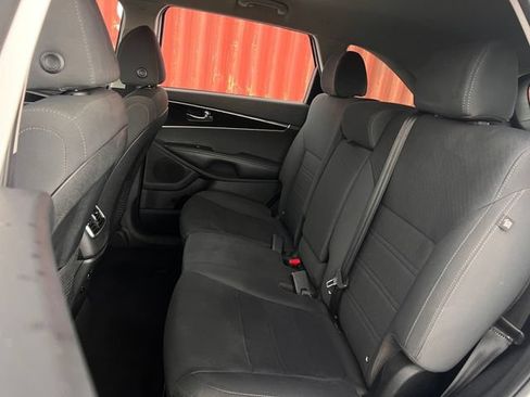 Used 2019 Kia Sorento FWD image 17