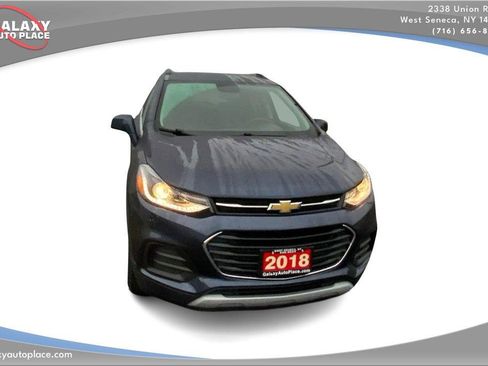 Used 2018 Chevrolet Trax LT w/ LT Convenience Package FWD image 3