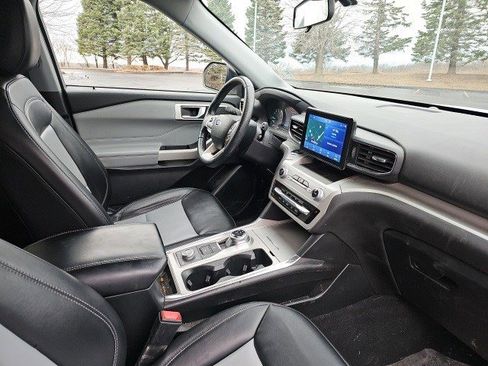 Used 2022 Ford Explorer XLT w/ Equipment Group 202A image 11