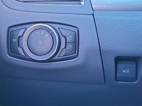 Used 2013 Ford Edge SEL image 29