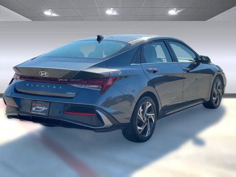 Used 2024 Hyundai Elantra Limited image 9