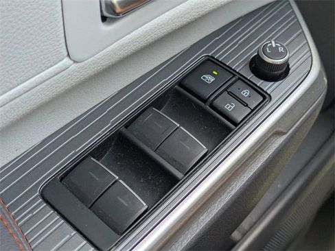 Used 2022 Toyota Sienna XSE image 28