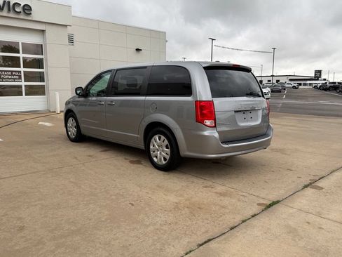 Used 2018 Dodge Grand Caravan SE w/ UConnect Hands-Free Group FWD image 6