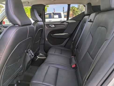 Used 2021 Volvo XC40 T5 Momentum w/ Premium Package image 14