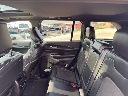 Used 2024 Jeep Grand Cherokee Altitude image 32