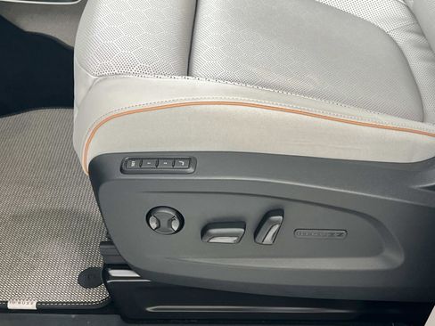 New 2025 Volkswagen ID. Buzz 1st Edition RWD image 23