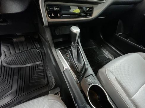 Used 2018 Toyota Corolla LE FWD image 15