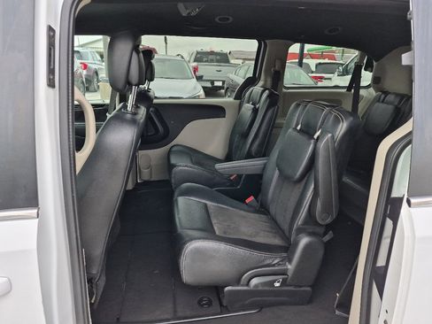 Used 2019 Dodge Grand Caravan SXT image 11