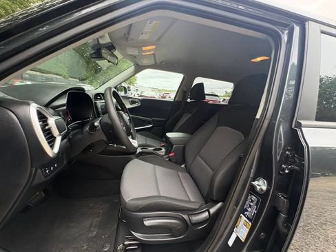 Used 2025 Kia Soul LX w/ LX Technology Package FWD image 24