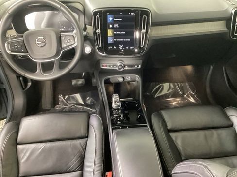 Used 2022 Volvo XC40 T5 Inscription w/ Climate Package image 11